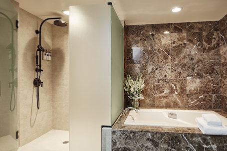 Presidential Suite | Bathroom | Combined shower/tub, designer toiletries, hair dryer, bathrobes