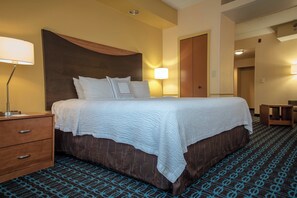 Estudio, 1 cama de matrimonio grande con sofá cama | Ropa de cama de alta calidad y colchones con acolchado adicional