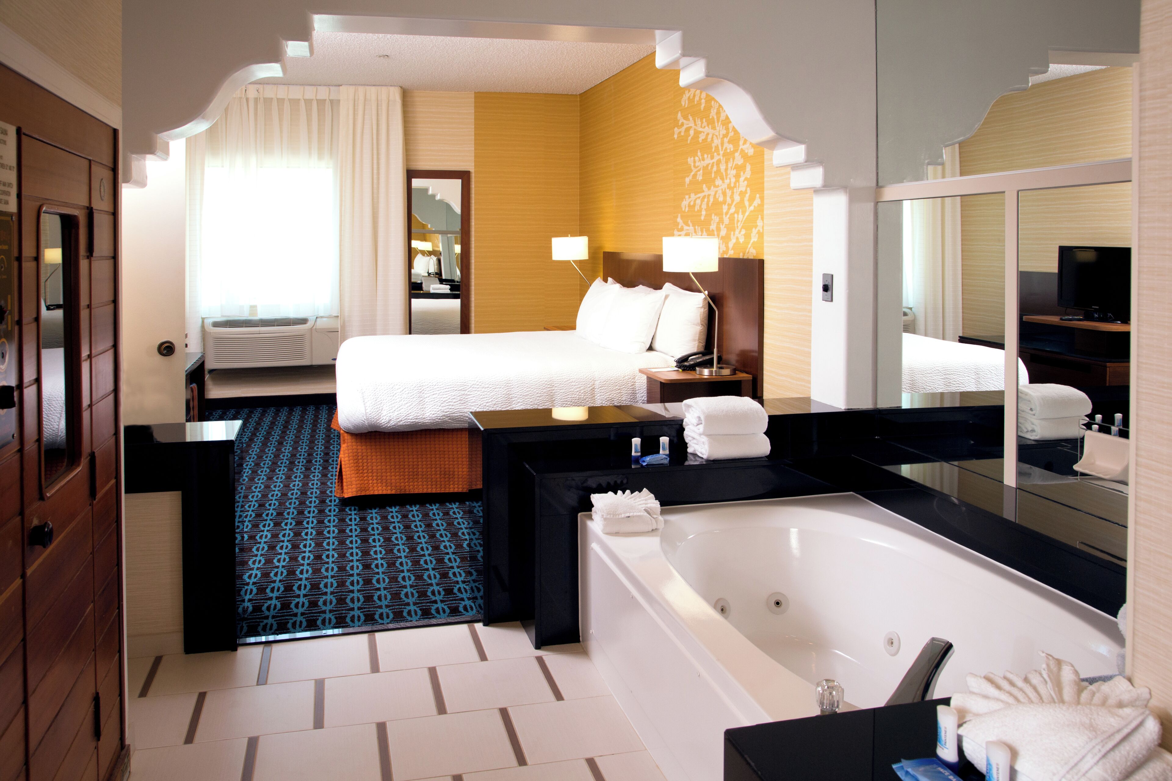 Suite, 1 très grand lit et 1 canapé-lit (Accessible Bathtub) | Literie de qualité, bureau, fer et planche à repasser