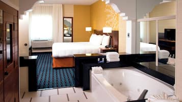 Combined shower/tub, free toiletries, hair dryer, towels