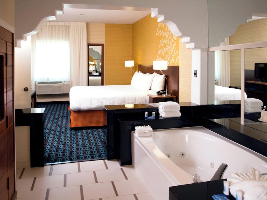 Suite, 1 King-Bett und Schlafsofa, Ausstattung für hörgeschädigte Menschen (Accessible Bathtub) | Badezimmer | Duschwanne, kostenlose Toilettenartikel, Haartrockner, Handtücher