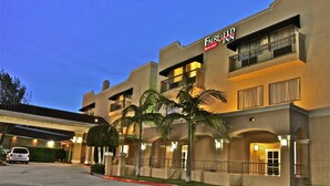 A multi-story hotel with a prominent sign for 'Fairfield Inn'. - Fairfield Inn by Marriott Anaheim Hills Orange County (Anaheim)