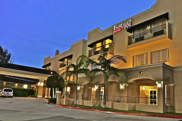 Bagian depan properti - sore/malam