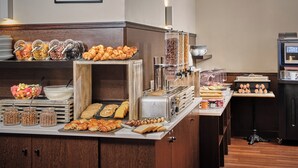 朝食 (ビュッフェ)、毎日提供 (有料)