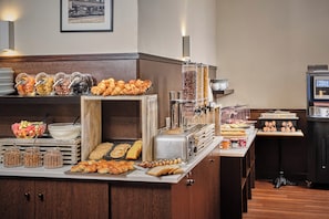 Tägliches Frühstücksbuffet (14 EUR pro Person)