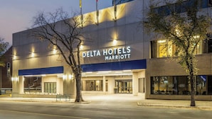 A Delta Hotels Marriott building with a modern facade, large windows, and a prominent entrance. - Delta Hotels by Marriott Saskatoon Downtown (Saskatoon)