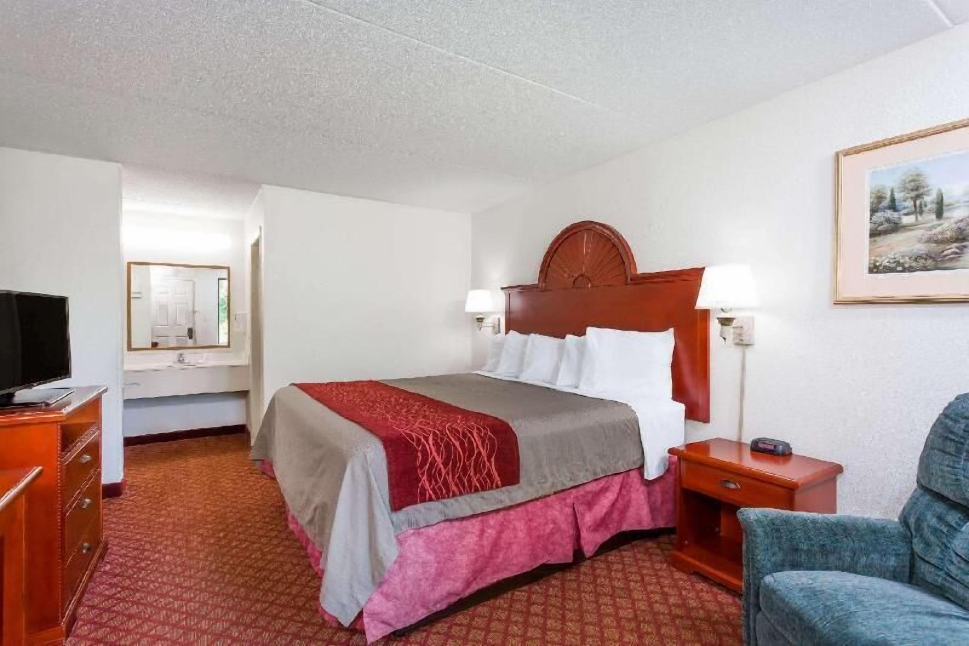 Premium bedding, desk, iron/ironing board, free WiFi