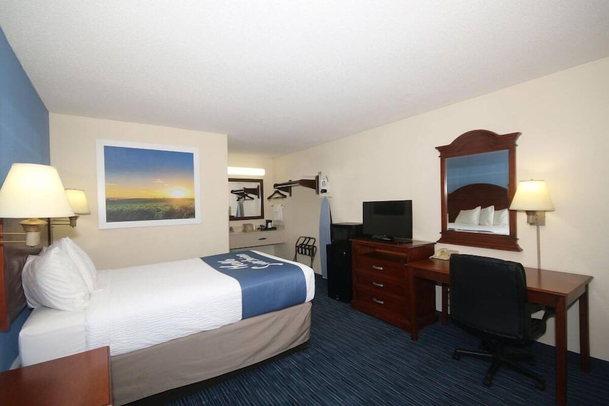 Premium bedding, desk, iron/ironing board, free WiFi