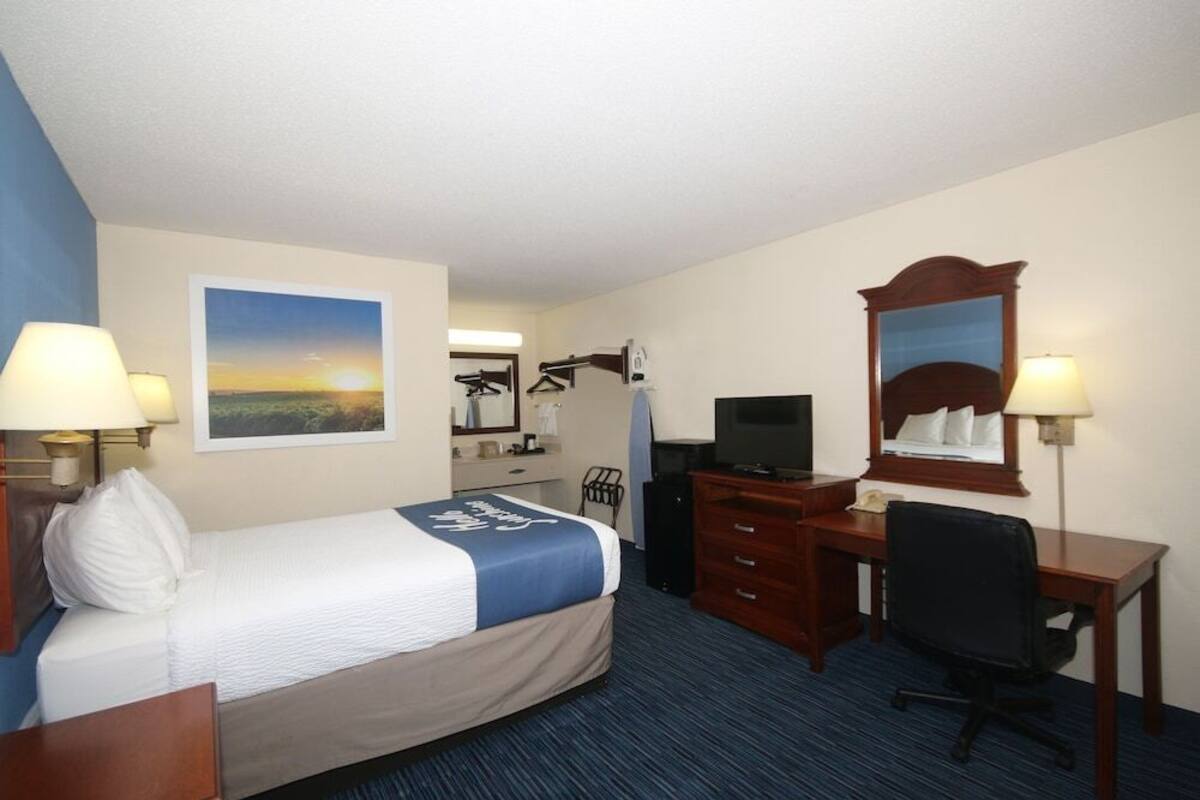 Premium bedding, desk, iron/ironing board, free WiFi