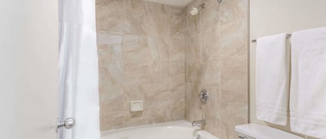 Ensemble douche/baignoire, articles de toilette gratuits