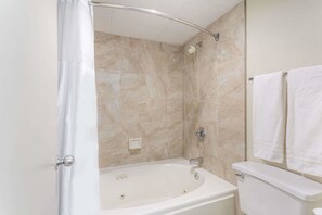 Combined shower/bathtub, free toiletries, towels