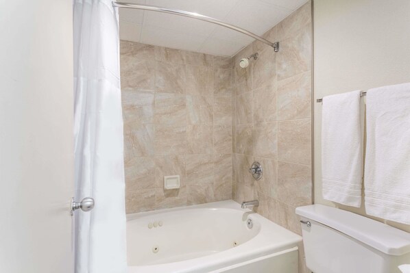 Ducha y bañera combinadas y artículos de higiene personal gratuitos