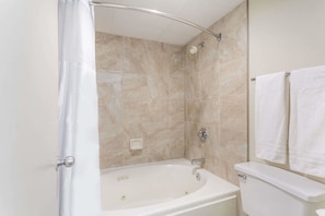 Combined shower/tub, free toiletries, towels