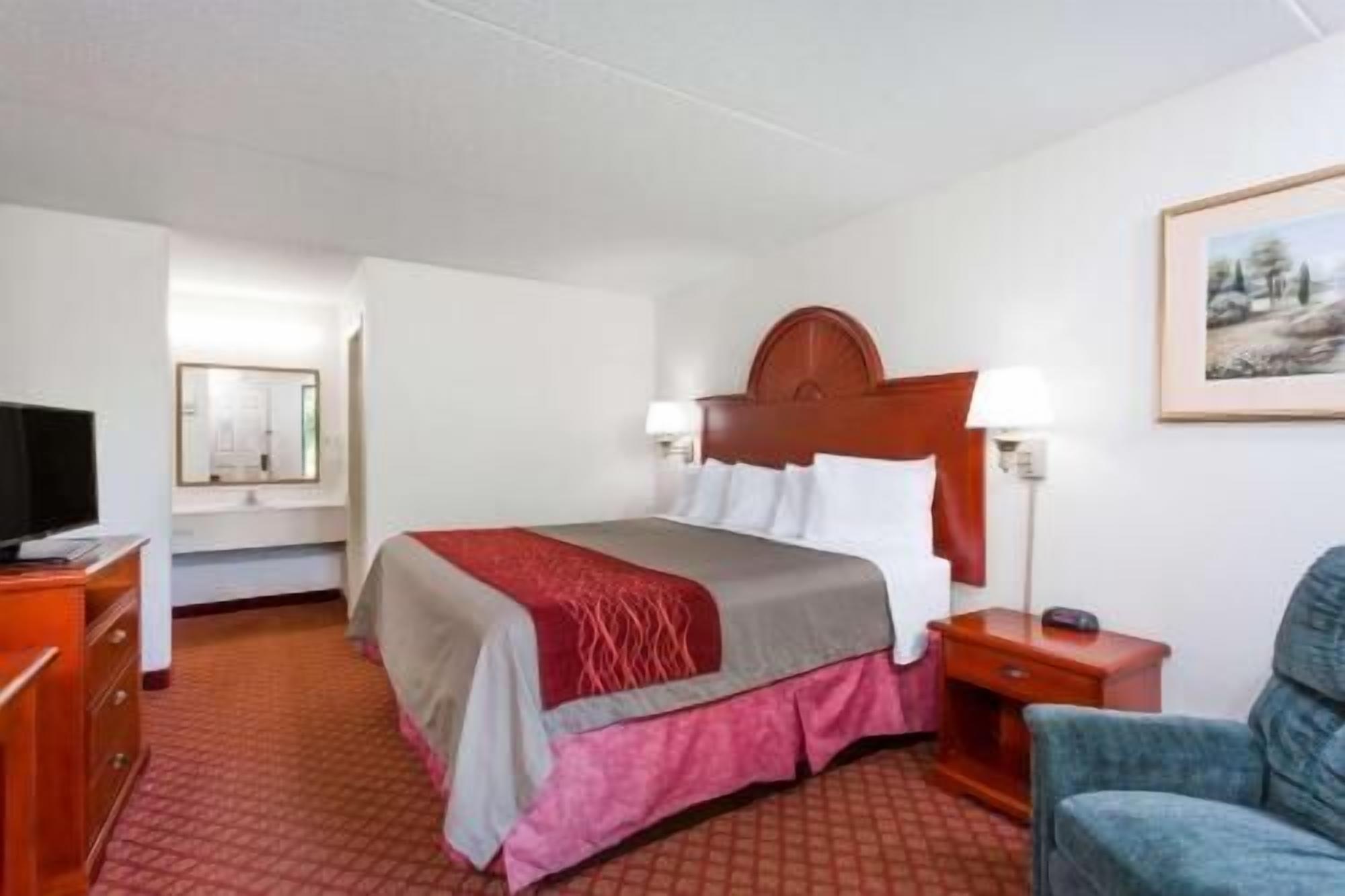 Premium bedding, desk, iron/ironing board, free WiFi