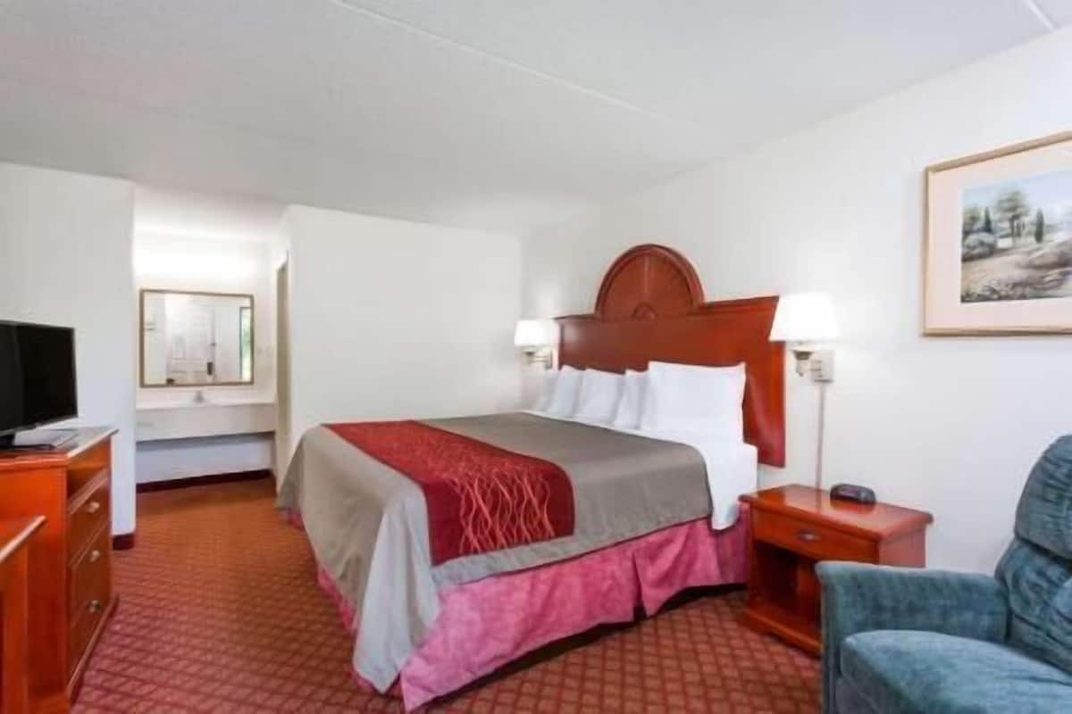 Premium bedding, desk, iron/ironing board, free WiFi