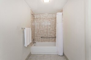Tina con regadera, amenidades de baño gratuitas, toallas 
