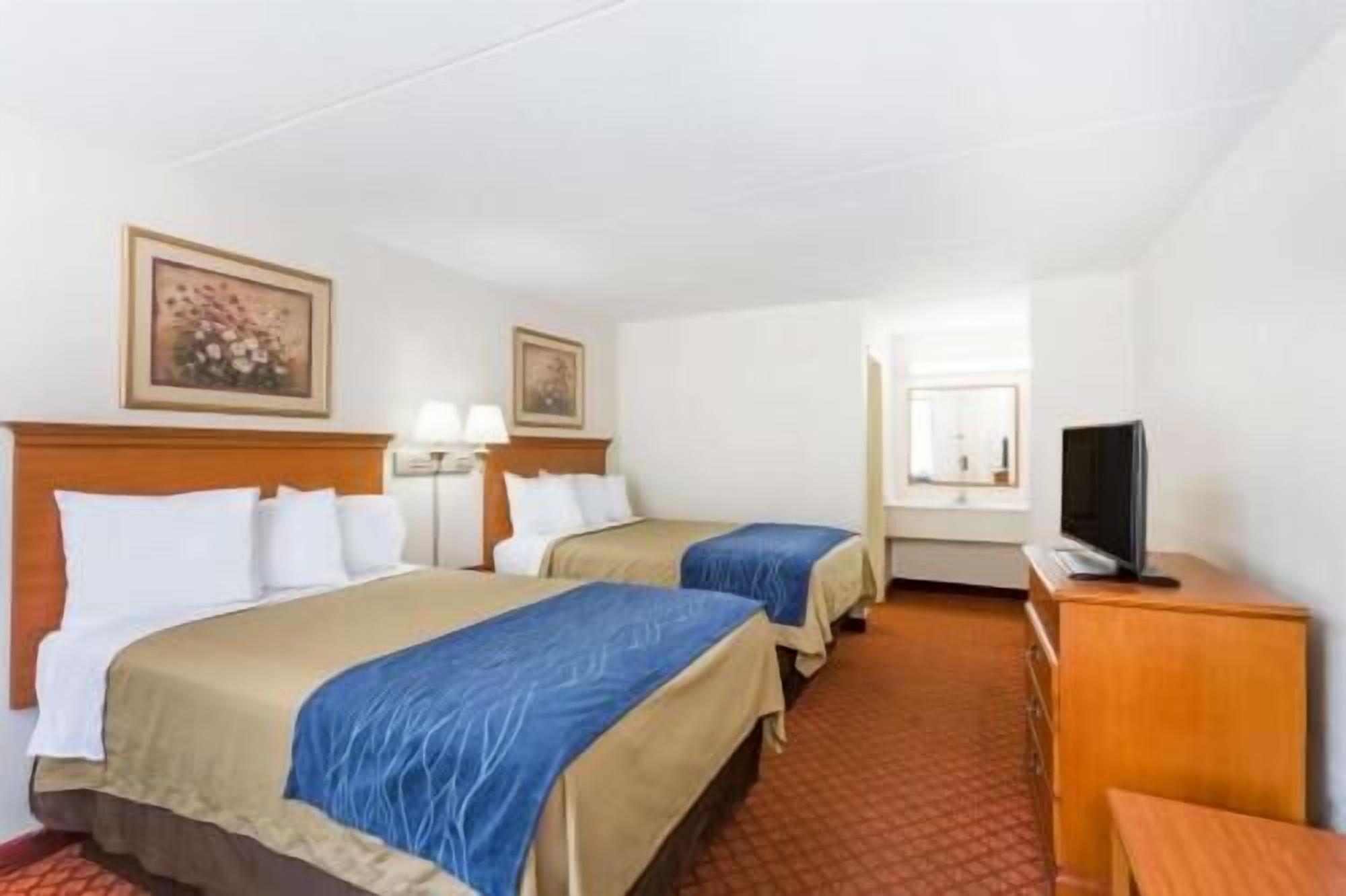 Premium bedding, desk, iron/ironing board, free WiFi
