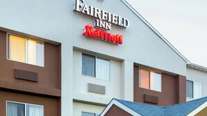 Ett Fairfield Inn Marriott-hotell med en modern design, kännetecknat av en framträdande entré och en väl upplyst fasad.