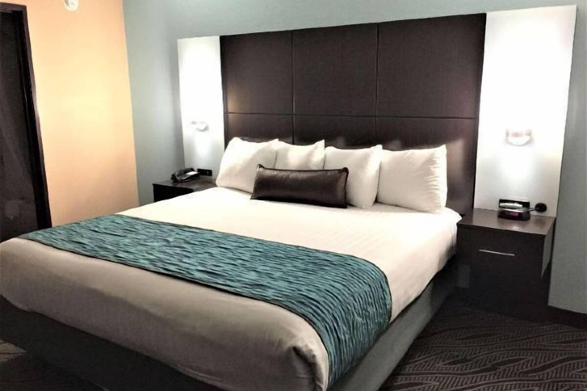 Bäddmadrasser, skrivbord, arbetsyta för laptop och strykjärn/strykbräda