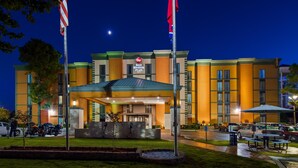 A hotel with a modern design, featuring a prominent entrance and a well-maintained lawn. - Best Western Plus Galleria Inn & Suites (Memphis)
