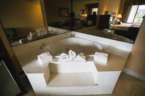 Deluxe Room, 1 King Bed, Jetted Tub | 1 bedroom, desk, blackout drapes, iron/ironing board