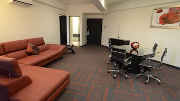 Suíte, 1 cama King (Living Area) | Cofres nos quartos, escrivaninha, ferros/tábuas de passar roupa