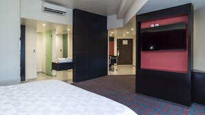 A hotel room with a bed, a desk, a flat-screen TV, and a red accent wall. - Holiday Inn Mexico Dali Airport by IHG (Mexico City)