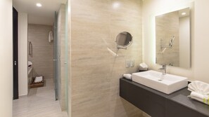 Suite, 1 King-Bett (Living Area) | Badezimmer | Dusche, Haartrockner, Handtücher