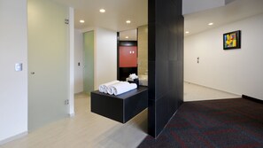 Suite, 1 cama King size | Caja de seguridad en la habitación y escritorio 