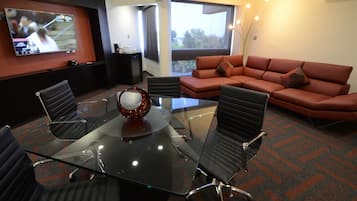 Suite, 1 kingsize-seng (Living Area) | Safe på rommet, skrivebord, strykejern/-brett og barnesenger