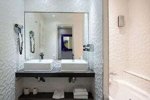 淋浴設備、免費盥洗用品、吹風機、毛巾