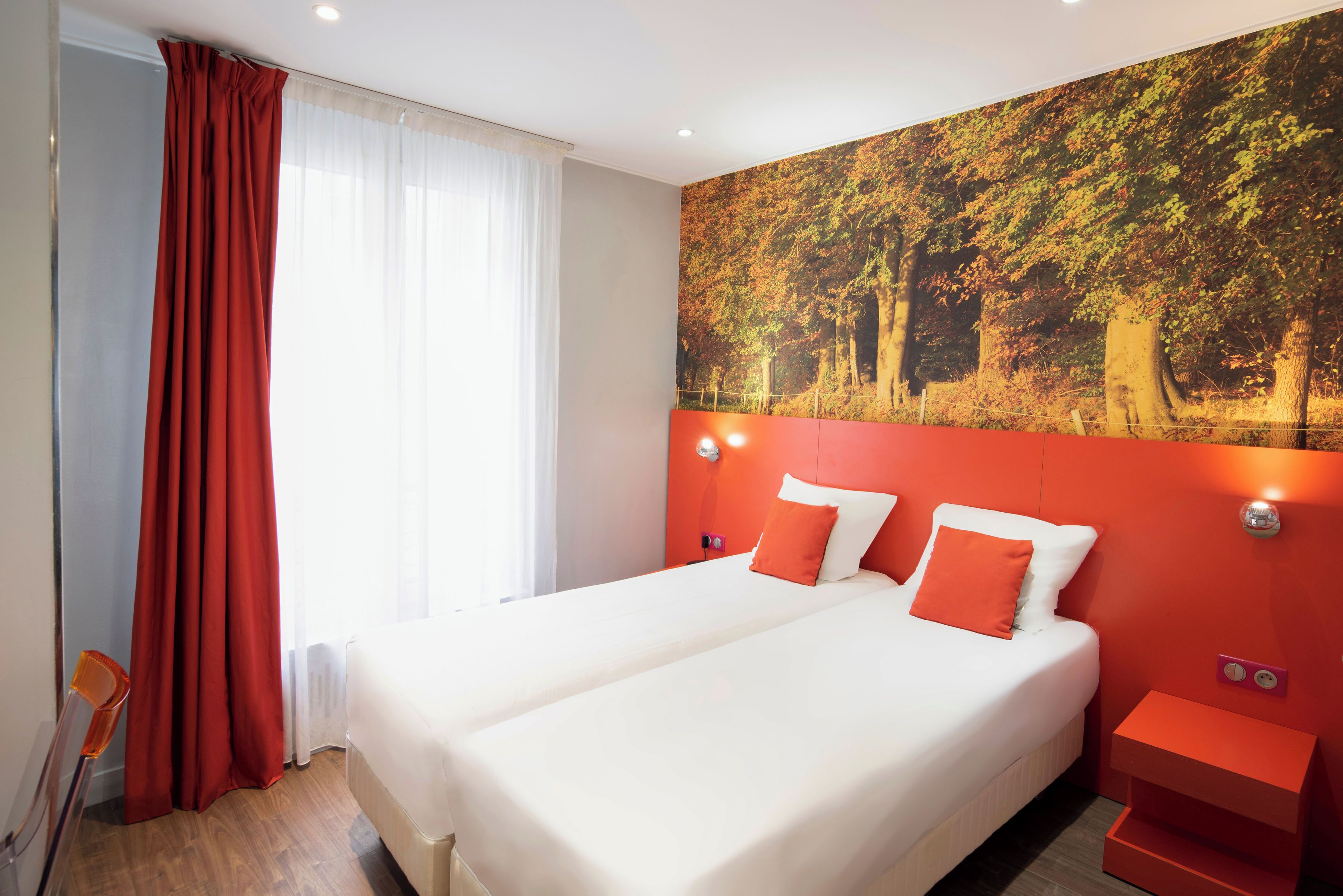 標準雙床房 | 客房內保險箱、書桌、遮光布/窗簾、隔音