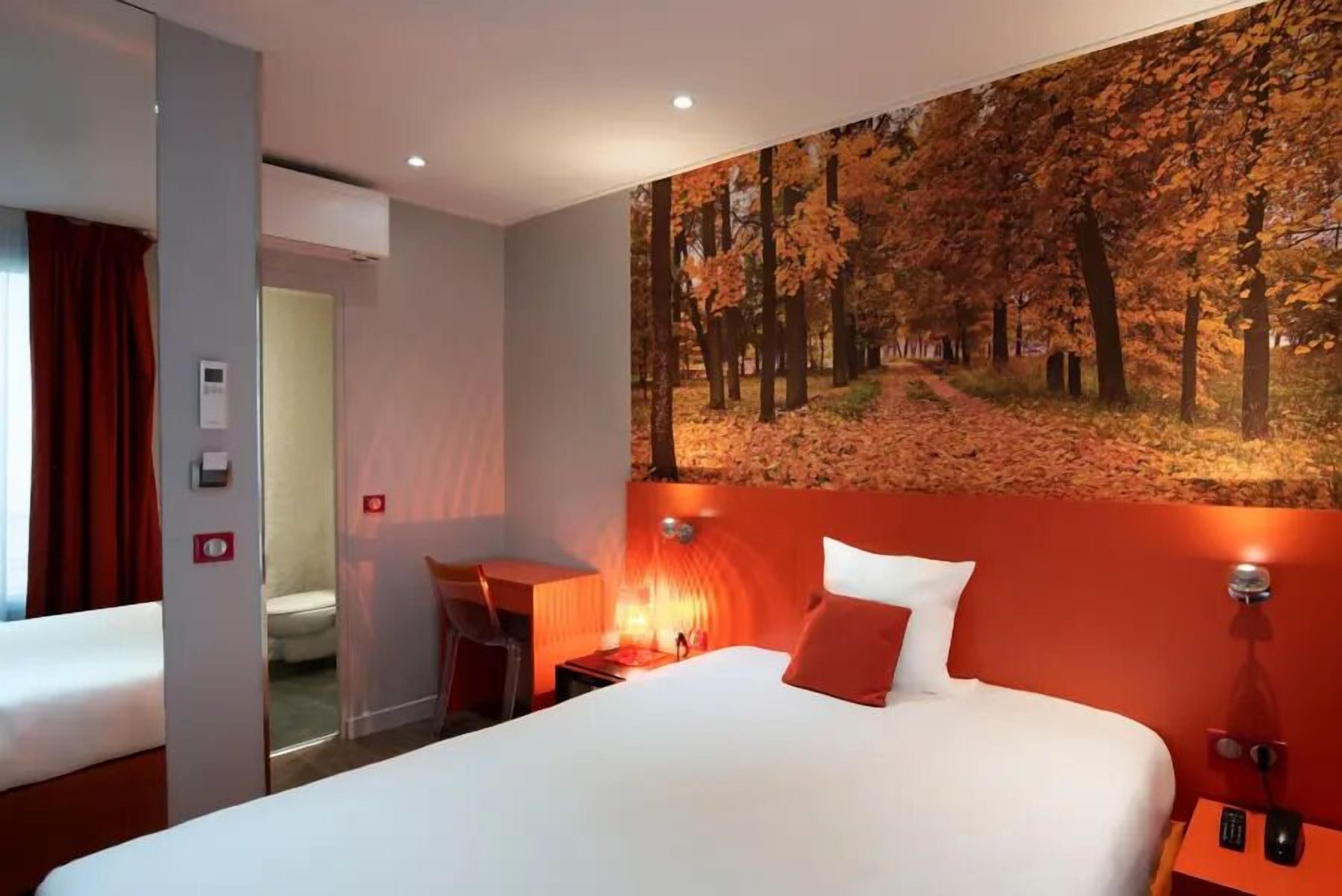 Single Room | In-room safe, desk, blackout curtains, soundproofing