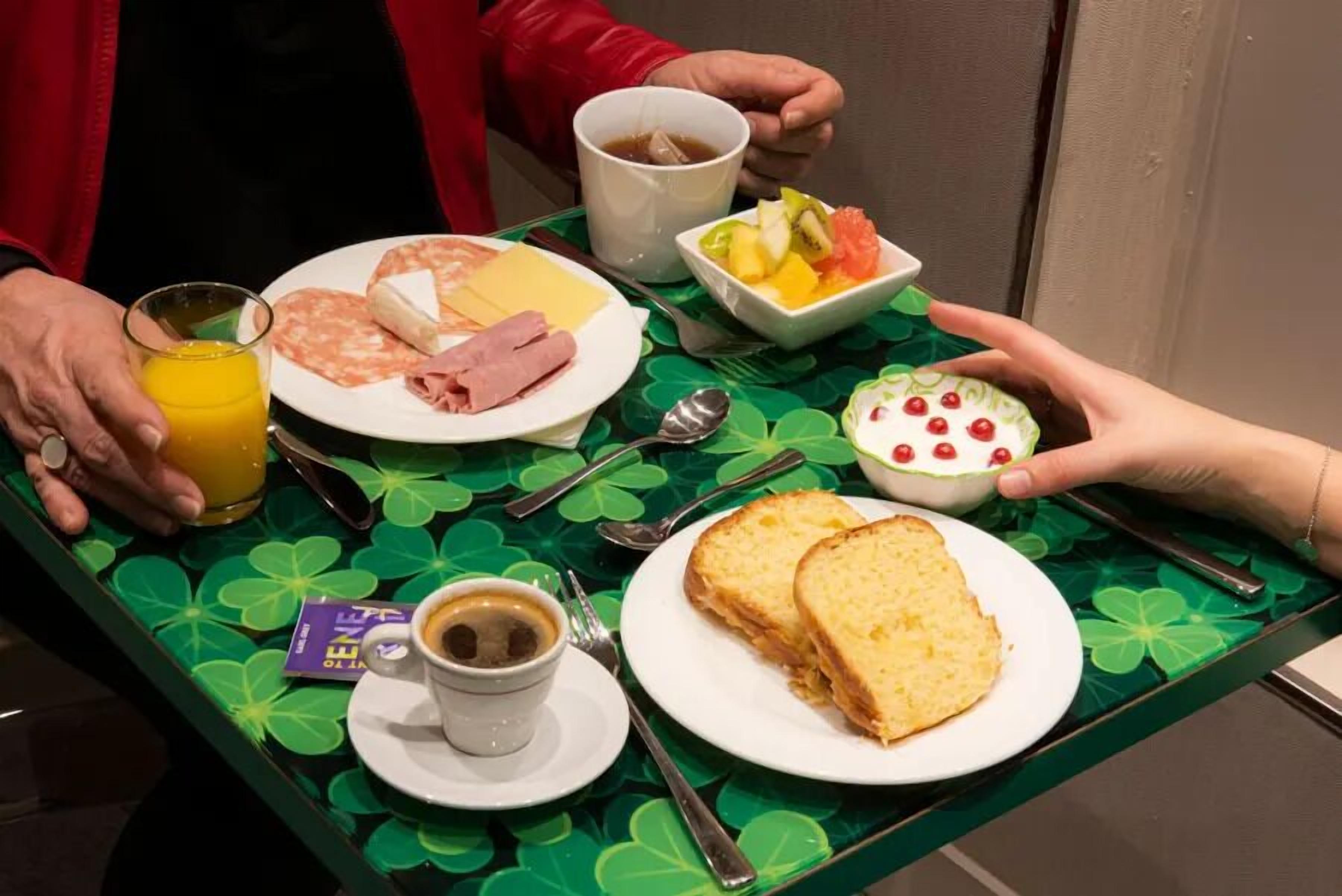Petit déjeuner buffet servi tous les jours en supplément