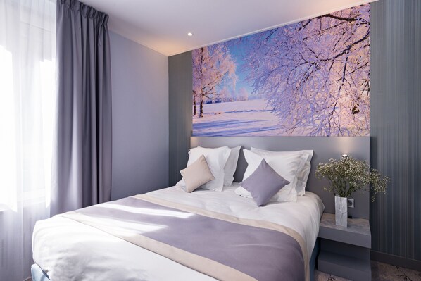 Habitación doble superior | Caja de seguridad en la habitación, escritorio y cortinas blackout