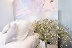 In-room safe, desk, blackout drapes, soundproofing - Hotel Les Jardins de Montmartre (Paris)