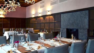 Melayani sarapan, makan siang, makan malam; dengan pemandangan taman