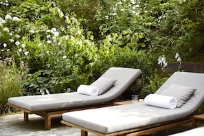 2 treatment rooms, massages