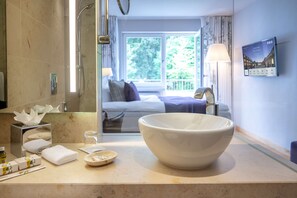 Ducha, artículos de higiene personal gratuitos y secador de pelo