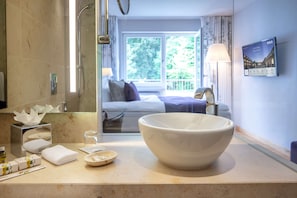 Shower, free toiletries, hair dryer, towels