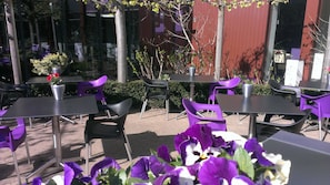 Lunch, dinner served; international cuisine, alfresco dining