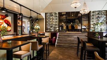 Se sirven almuerzos y cocina internacional (con mesas al aire libre)