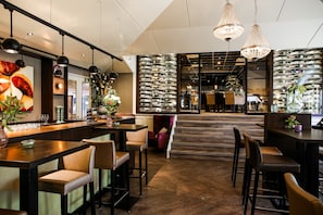 Lunch, dinner served; international cuisine, alfresco dining