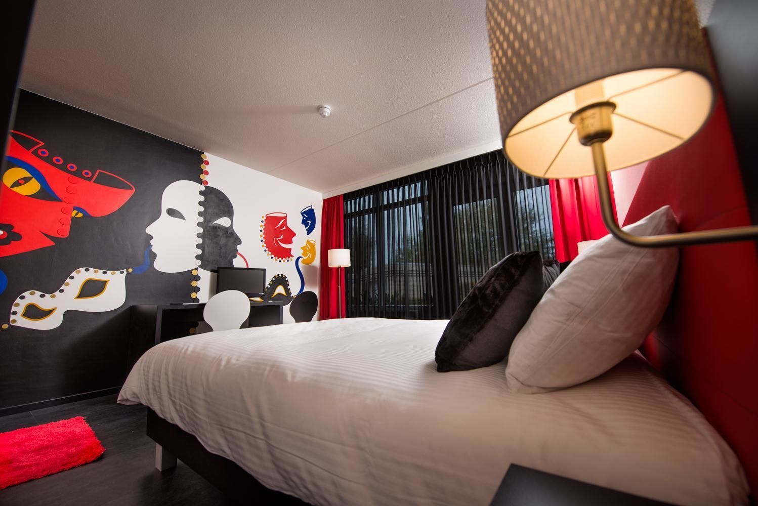 deluxe room | in-room safe, desk, free wifi