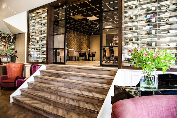 Lunch, dinner served; international cuisine, alfresco dining