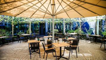 Lunch, dinner served; international cuisine, alfresco dining