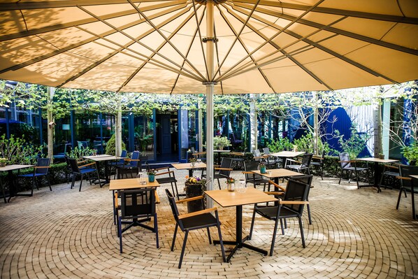 Lunch, dinner served; international cuisine, al fresco dining 