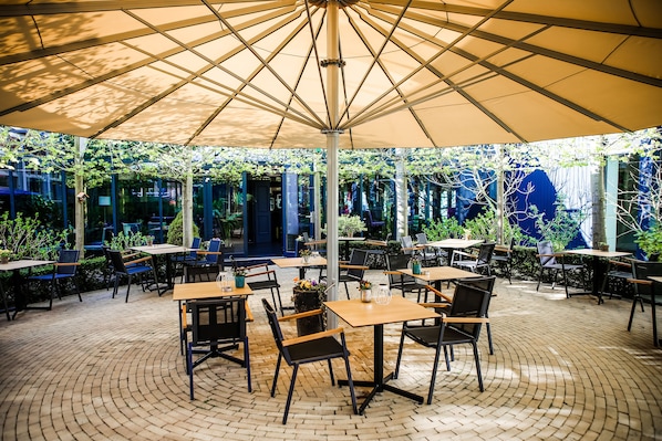 Lunch, dinner served; international cuisine, alfresco dining