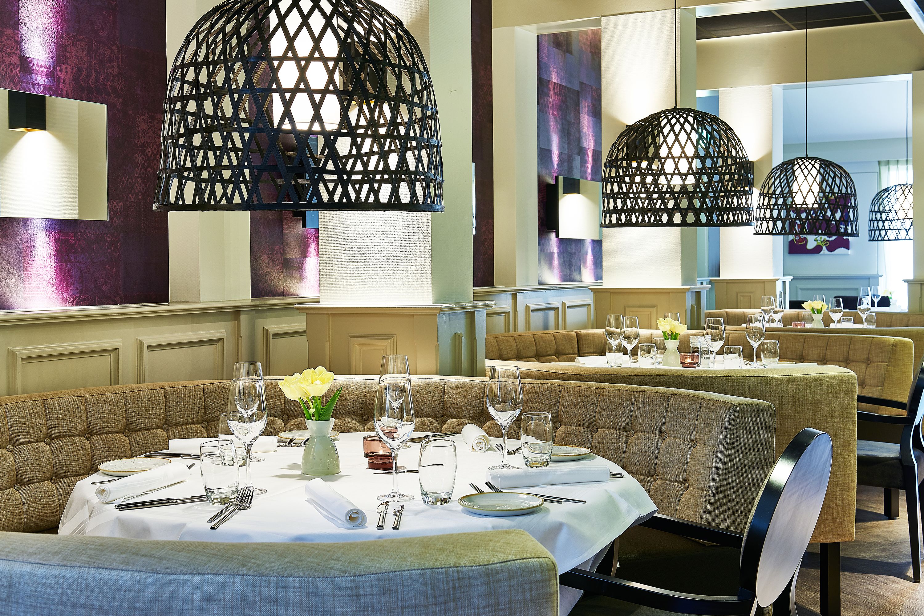 lunch, dinner served; international cuisine, al fresco dining