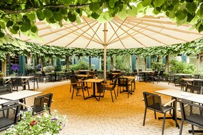 Lunch, dinner served; international cuisine, alfresco dining 